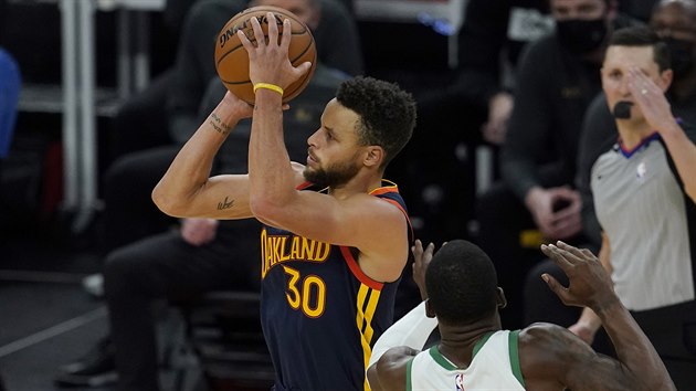 Stephen Curry z Golden State Warriors stl v utkn proti Boston Celtics.