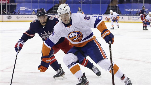 Oliver Wahlstrom z New York Islanders si kryje puk, střeží ho Libor Hájek z New York Rangers.