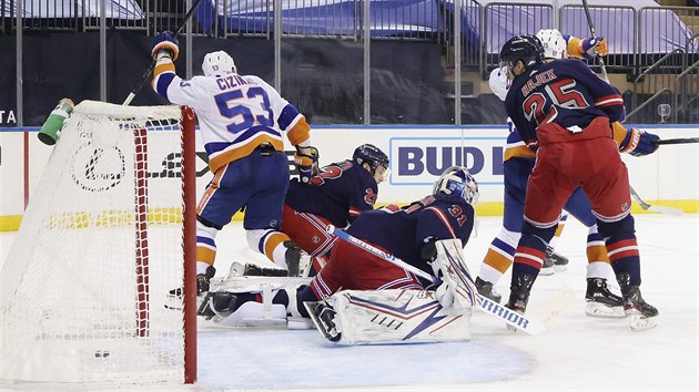 Casey Cizikas z New York Islanders slaví, Libor Hájek v obraně New York Rangers gólu nezabránil.
