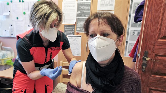 Klienty a zaměstnance Domova pokojného stáří blahoslaveného Hroznaty v Hroznětíne očkovala záchranářka Nikola Brizgalová.