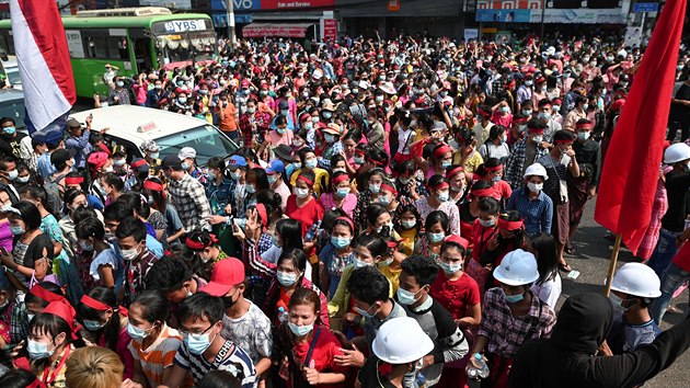 V Rangnu v Barm se protestovalo proti vojenskmu pevratu. (6. nora 2021)