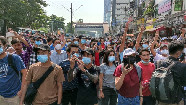 V Rangúnu v Barmě se protestovalo proti vojenskému převratu. (6. února 2021)