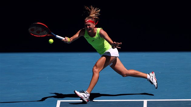 Marie Bouzková stíhá míček při zápase prvního kola Australian Open.