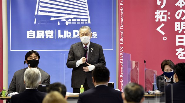 Prezident organizačního výboru olympijský her v Tokiu Joširo Mori na úterní tiskové konferenci.
