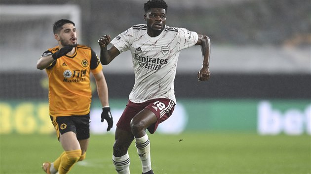 Thomas Partey (vpravo) z Arsenalu v souboji s Pedrem Netem z Wolverhamptonu.