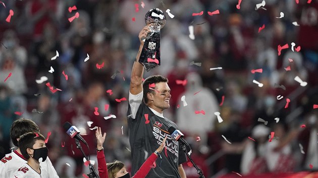 Tom Brady z Tampy Bay Buccaneersholds  se raduje z trofejí pro vítěze z triumfu v Super Bowlu.
