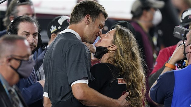 Tom Brady a jeho polibek s manželkou Gisele Bundchen.