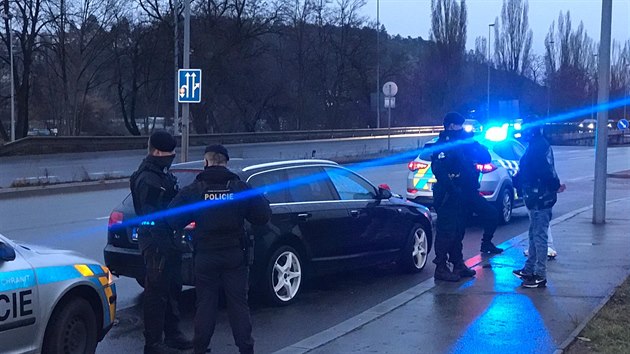 Řidič se na čerpací stanici choval podezřele, před policisty chtěl ujet v taxíku. (2.2.2021)