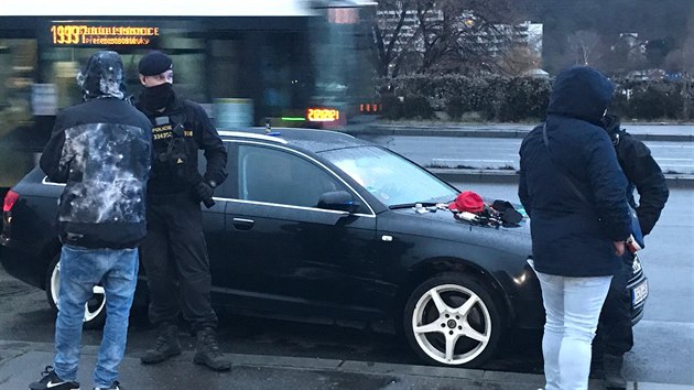 Řidič se na čerpací stanici choval podezřele, před policisty chtěl ujet v taxíku. (2.2.2021)