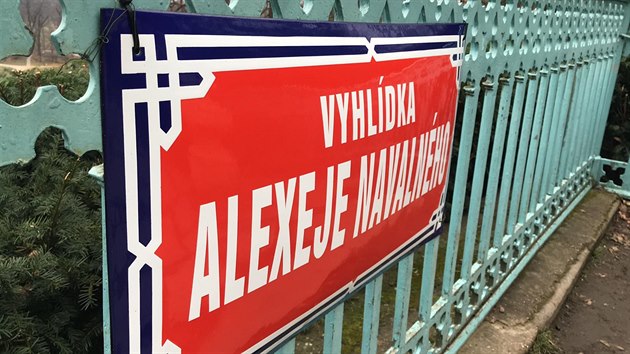 Někdo pověsil na zábradlí ve Stromovce ceduli s názvem „Vyhlídka Alexeje Navalného“. (5.2.2021)