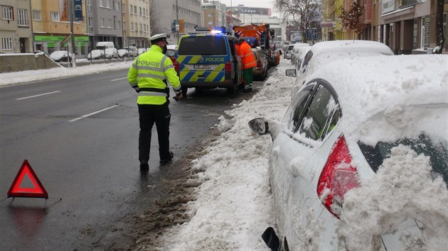 Sypač při odhrnování sněhu poškodil několik aut. (8. 2. 2021)