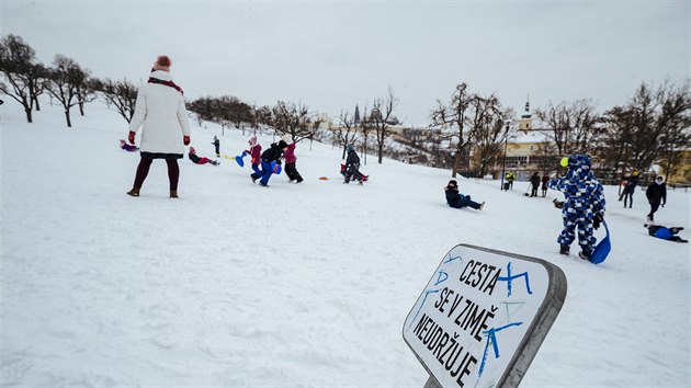 Vyuvat svahy v parcch ke sjezdu na snowboardu nebo skovn zakazuje vyhlka. (9.2.2021)
