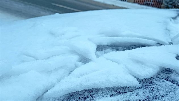 Silnice i auta pokryla na ad mst Olomouckho kraje ledov krusta zpsoben mrznoucm detm, mimo jin napklad v Kelov na Olomoucku.