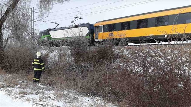 U Měrovic nad Hanou na Přerovsku kvůli namrzlému trakčnímu vedení uvázl vlak. Hasiči evakuovali cestující do náhradního autobusu.