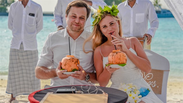 Lucie imrov a Michal Drbek se vzali na Maledivch (2021)
