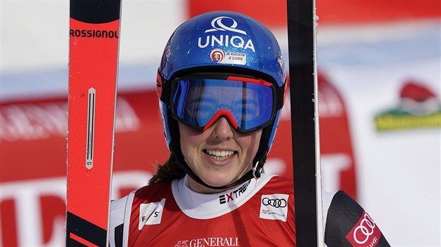 Slovenská lyžařka Petra Vlhová se usmívá v cíli super-G v Garmisch-Partenkirchenu.