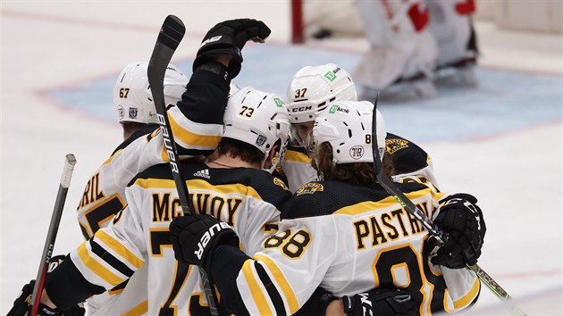 Bostonští hokejisté oslavují trefu Davida Pastrňáka.