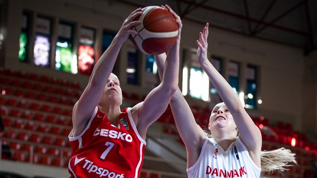 Česká basketbalistka Alena Hanušová (vlevo) si doskočila v zápase s Dánskem.