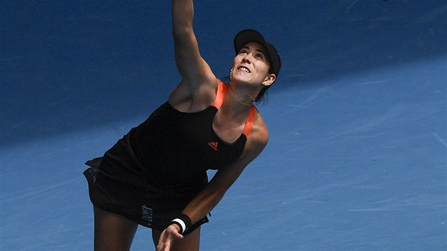Garbine Muguruzaová servíruje v semifinále turnaje v Melbourne.