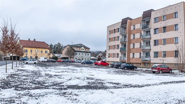 V místě parkoviště ve Dvoře Králové nad Labem by mohly vyrůst dva bytové domy, lidé ze sousedství sepsali petici (11. 1. 2021).