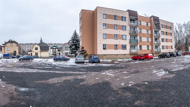 V místě parkoviště ve Dvoře Králové nad Labem by mohly vyrůst dva bytové domy, lidé ze sousedství sepsali petici (11. 1. 2021).
