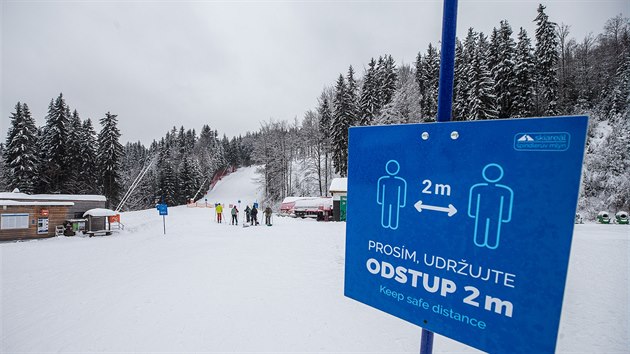 Sněhu je dost, ale sjezdovky ve Špindlerově Mlýně jsou zavřené kvůli vládním restrikcím (2. 2. 2021).