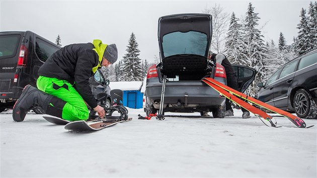 Lyai se chystaj na vlap na splitboardu a skialpech.