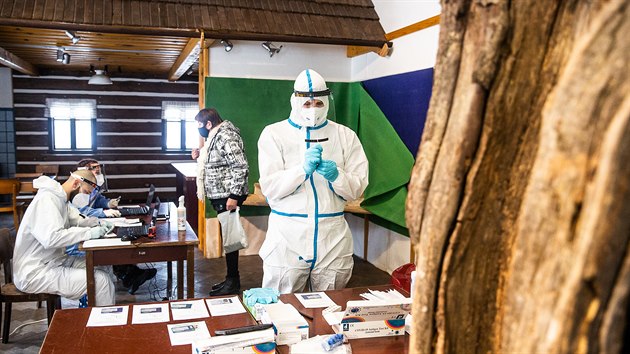 Vojáci prováděli zájemcům antigenní testy v kulturním domě v Malých Svatoňovicích (9. 2. 2021).