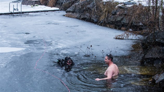 Otužilec David Kratina a potápěč Ladislav Hájek při ice freedivingu v zamrzlém lomu. (30. 1. 2021)