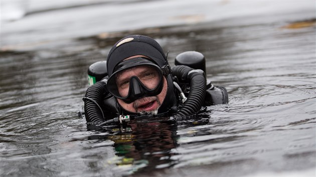 Potápěč Ladislav Hájek se chystá asistovat otužilcům, kteří se rozhodli zkusit freediving pod ledem. (30. 1. 2021)