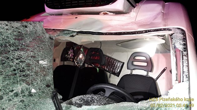 Z kamionu odletěl kus ledu a rozbil čelní sklo na dodávce. Řidič utrpěl zranění v obličeji.