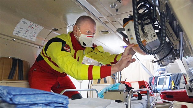 Lékař Jiří Chvojka z LZS v Líních u Plzně připravuje vybavení vrtulníku, který je vyčleněn pro přepravu pacientů nakažených koronavirem. (21. 1. 2021)