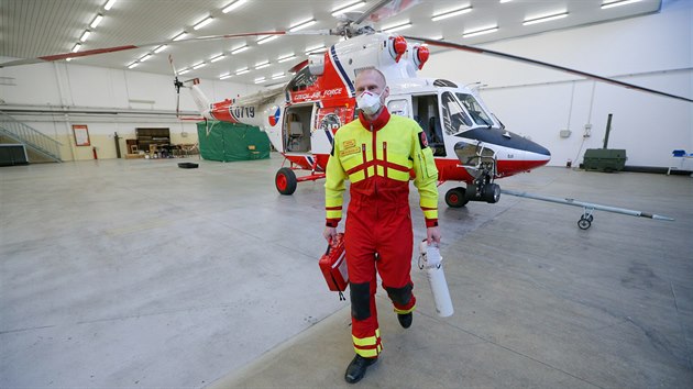 Lékař Jiří Chvojka z LZS v Líních u Plzně připravuje vybavení vrtulníku, který je vyčleněn pro přepravu pacientů nakažených koronavirem. (21. 1. 2021)