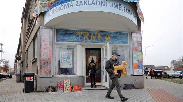 Skrze výdejní okénko dostali pololetní vysvědčení žáci umělecké školy Trnka v Plzni. Kromě samotného vysvědčení na ně čekaly drobné dárky od učitelů a spolužáků. (1. 2. 2021)