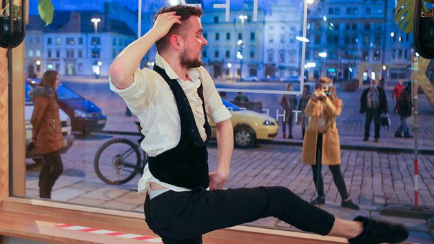 Tanečníci studia Fitdanceart tančili pro radost kolemjdoucích ve výlohách v centru Plzně. (4. 2. 2021)