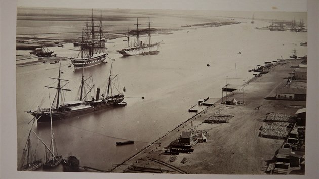 Hrabě Erwin Dubský přivezl řadu exotických snímků ze své plavby kolem světa, kterou absolvoval v letech 1874 až 1876.