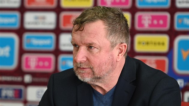 Pavel Vrba odpovd novinm na prvn tiskov konferenci v roli trenra prask Sparty.