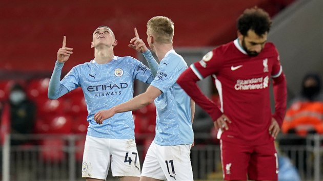 Phil Foden (vlevo) z Manchesteru City se raduje ze tvrtho glu svho tmu v utkn s Liverpoolem.