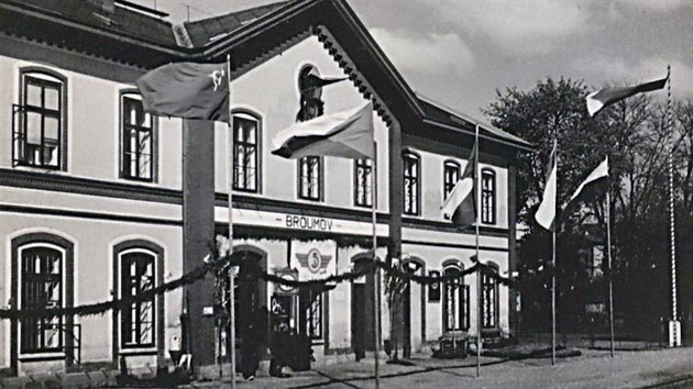Oslavy 1. máje 1949 ve stanici Broumov. Foto pochází ze staniční kroniky