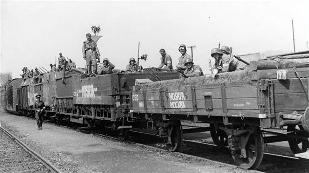 Československý obrněný vlak Moskva obsadil v červnu 1945 stanici Střední...