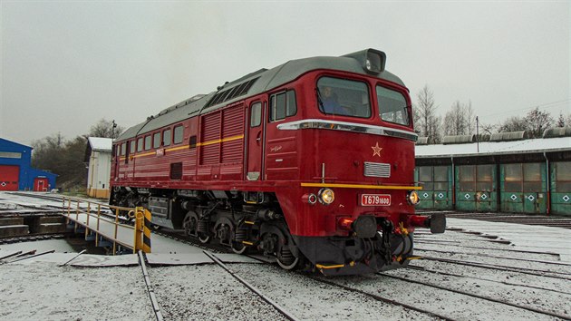 Historická motorová lokomotiva Českých drah T679.1600, zvaná Sergej, vyjíždí z točny v depu Rakovník