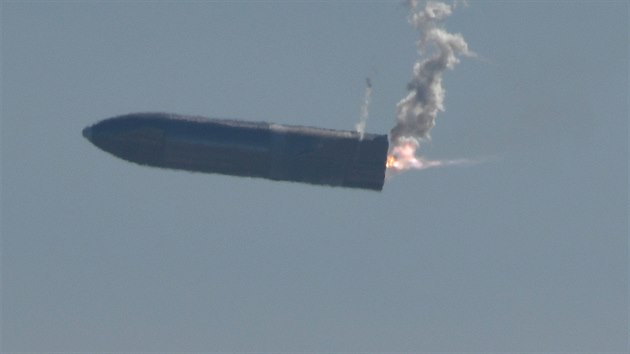 Přetočení prototypu lodi SN9 společnosti SpaceX při testovacím letu 2. února 2021