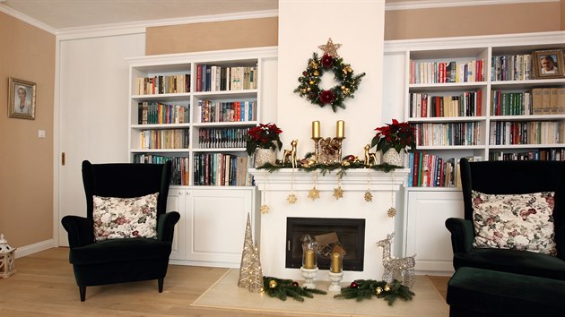 Dominantou obývacího pokoje je krb v anglickém stylu a police plné chytrých knih.