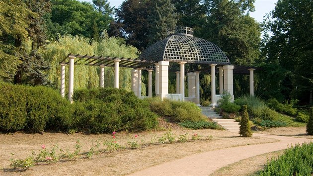 Obnovený zámecký park láká na procházku kolem jezírka i vodotrysku a naučná stezka představuje vzácné rostliny parku.