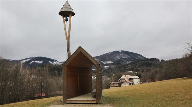Součástí areálu na Horečkách je i zvonička Strážkyně Beskyd nedaleko útulny Pantáta.
