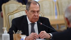 Ruský ministr zahranií Sergej Lavrov pi jednání s éfem unijní diplomacie...