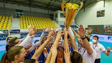 Olomoucké volejbalistky se radují ze zisku domácího poháru.