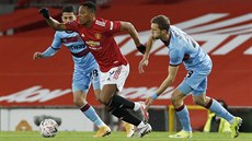 Tomá� Sou�ek a Pablo Fornals z West Hamu nahán�jí Anthonyho Martiala z...