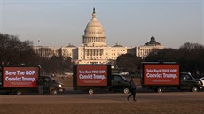 Reklamy na dodávkách u amerického Kapitolu propagují odsouzení Donalda Trumpa....