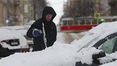 Nový sníh výrazn zkomplikoval dopravu v Praze. (8. února 2021)